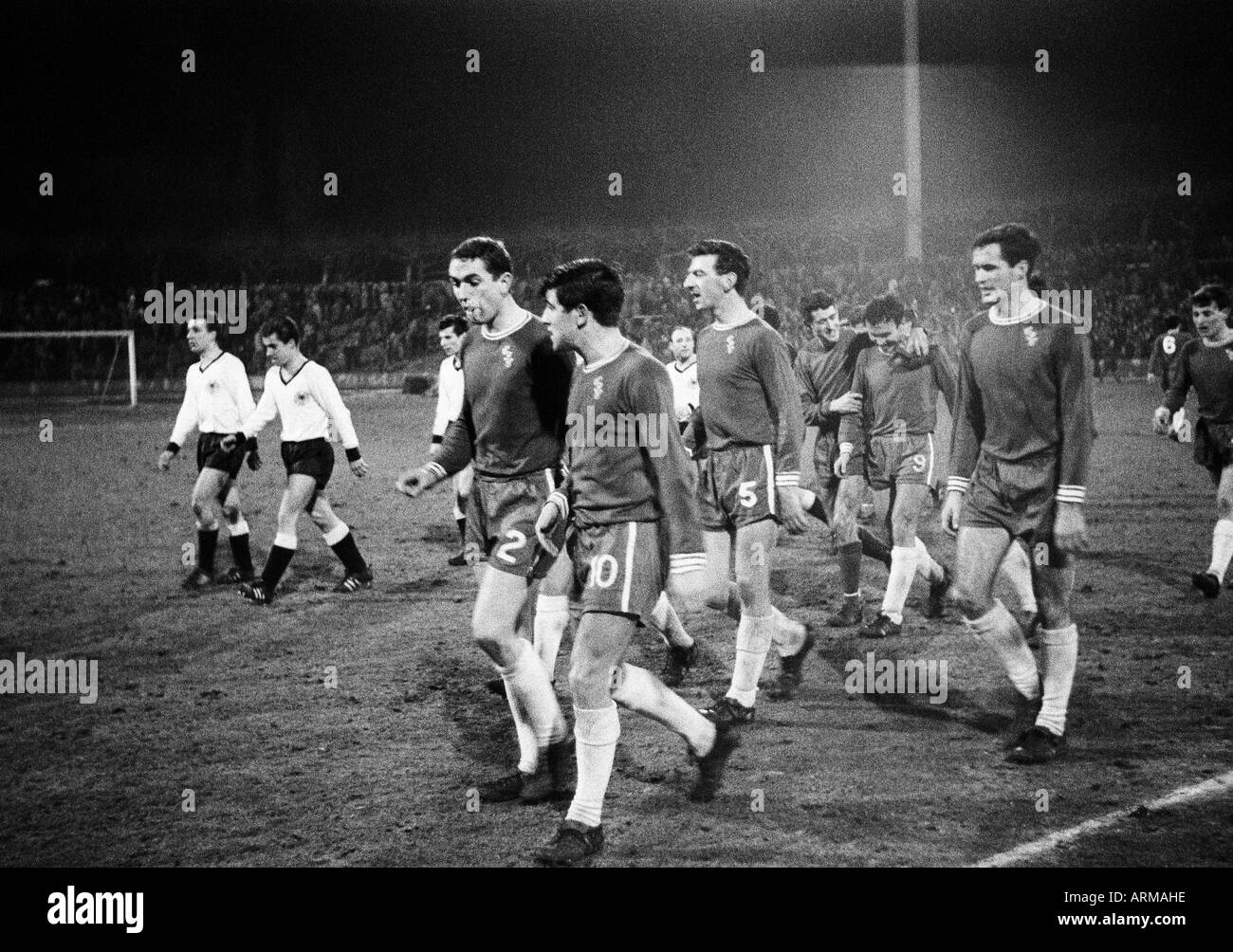 Calcio, partita internazionale, 1965, Wedau Stadium di Duisburg, Germania contro FC Chelsea Londra 0:1, football giocatori lasciano il passo, f.l.t.r. Horst Dieter Hoettges (Deu), Bernd Patzke (Deu), Engelbert Kraus (Deu), Marvin Hinton (Chelsea), Terry Venable Foto Stock