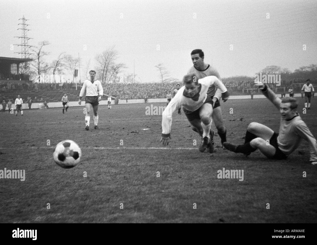 Calcio, Regionalliga Ovest, 1965/1966, Niederrhein Stadium di Oberhausen, Rot-Weiss Oberhausen versus Sportfreunde Hamborn 07 0:1, scena del match, f.l.t.r. Lothar Kobluhn (RWO), Albert Eichholz (RWO), Karl Heinz Kiss (07), un lettore Hamborn Foto Stock