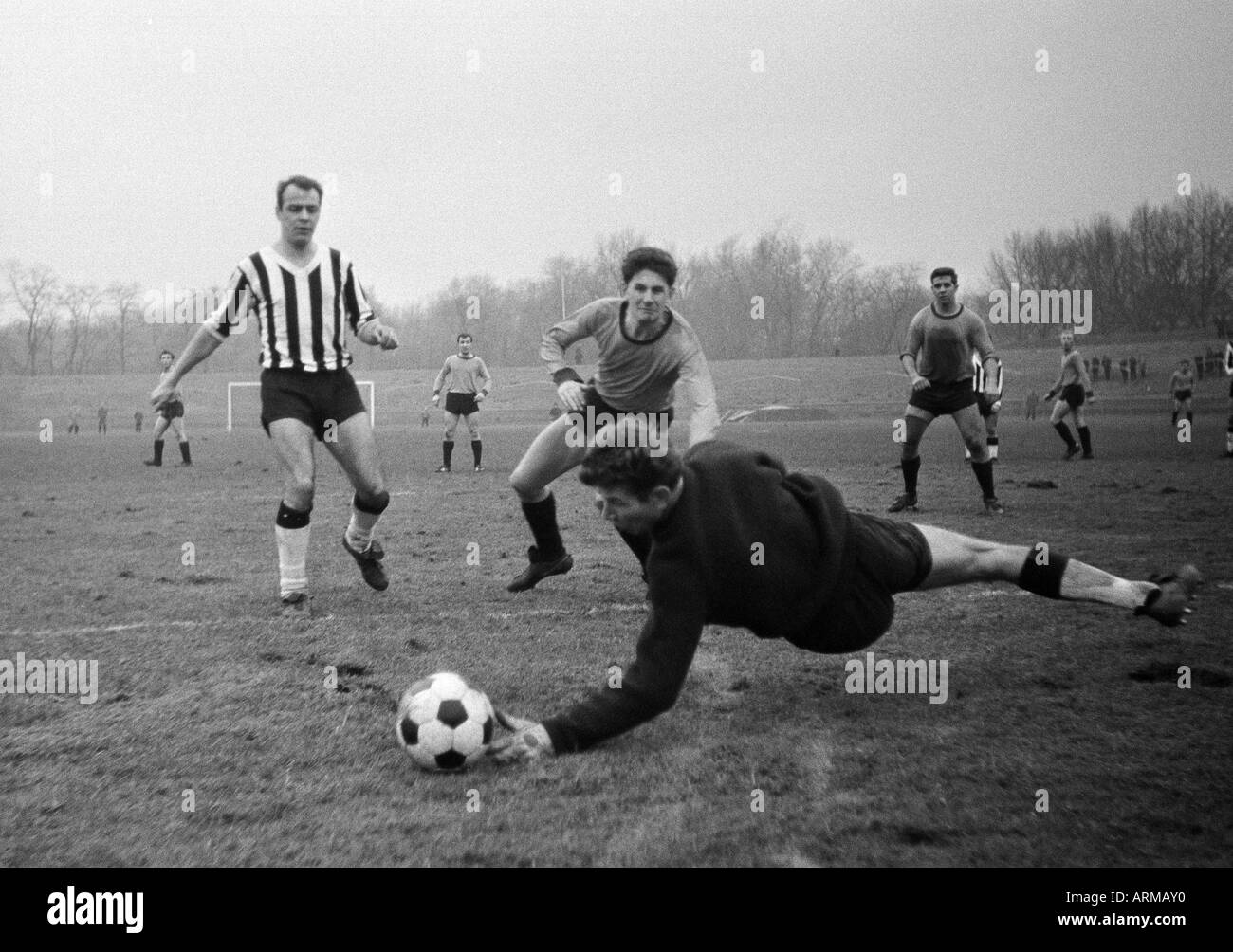 Calcio, Regionalliga Ovest, 1965/1966, Stadio Holtkamp im a Duisburg, Sportfreunde Hamborn 07 versus ETB Schwarz-Weiss Essen 0:1, scena del match, f.l.t.r. Axel Kiefer (ETB), il custode Hermann Merchel (ETB), un lettore Hamborn, Karl Heinz Kiss (07) Foto Stock