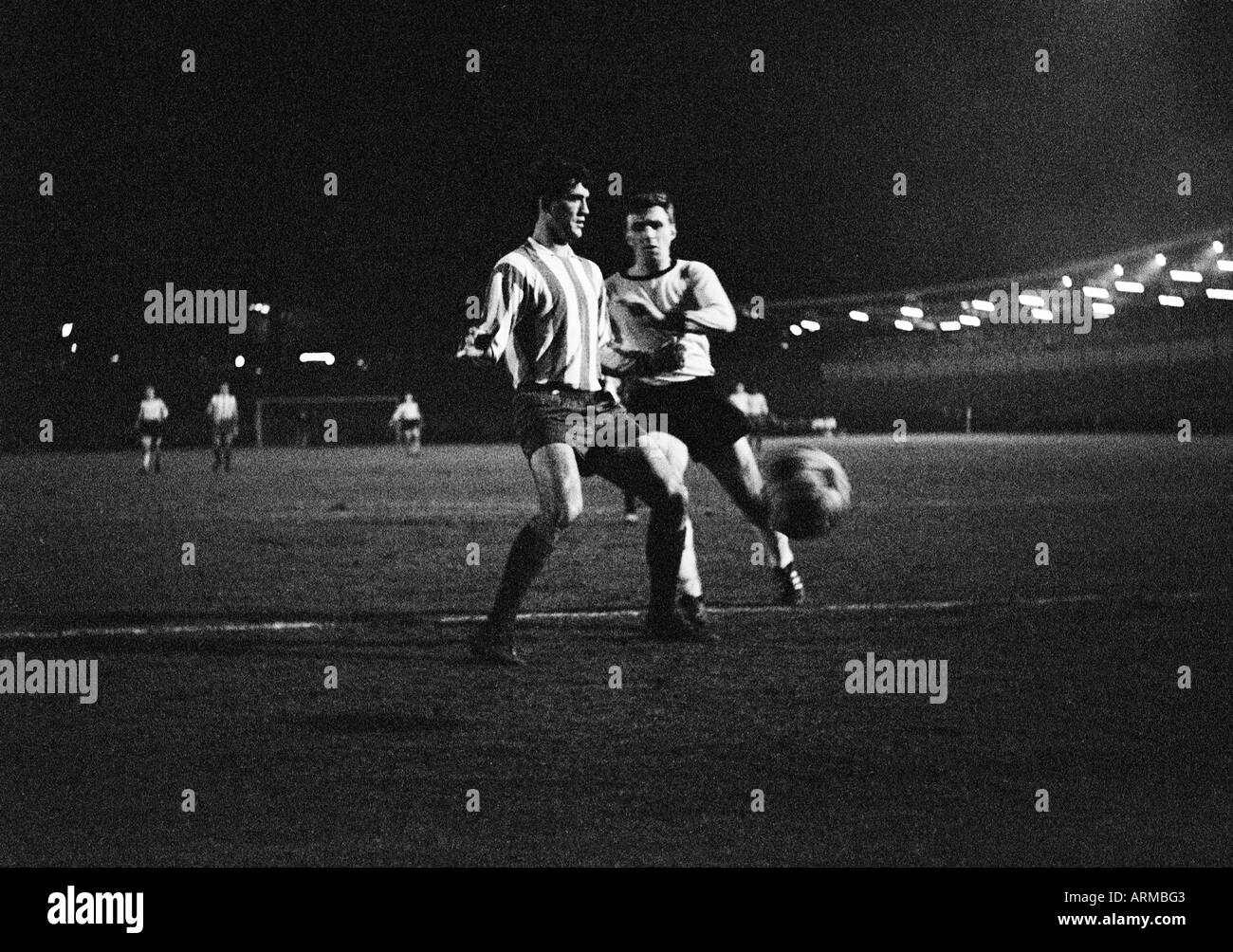 Calcio, European Cup Winners Cup, 1965/1966, quarti di finale, ritorno, Borussia Dortmund contro Atletico Madrid 1:0, Stadio Rote Erde a Dortmund, scena del match, duello tra un lettore di Madrid e Alfred Schmidt (BVB) destro Foto Stock