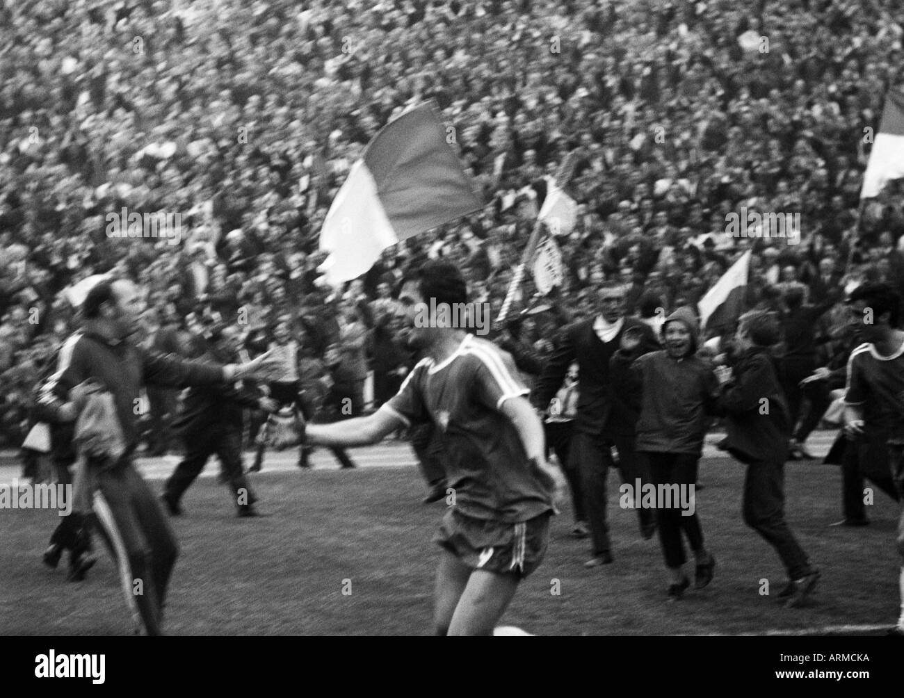 Calcio, Regionalliga 1969/1970, promozione match per la Bundesliga 1970/1971, VfL Bochum versus FK Pirmasens 3:1, Stadio an der Castroper Strasse a Bochum, rallegrandosi di giocatore di calcio e di tifosi di calcio, Hans Walitza (Bochum) esulta per il suo 2:0 obiettivo da un Foto Stock