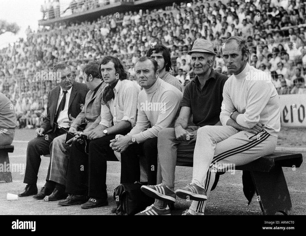 Calcio, Bundesliga, 1970/1971, MSV Duisburg contro FC Bayern Monaco 2:0, Wedau Stadium di Duisburg, banco di coaching Monaco di Baviera, f.l.t.r. ex manager Walter Fembeck, ex massaggiatore Richard Mueller, Edgar Schneider, massaggiatore Josip Saric, Gerd Mueller (covere Foto Stock