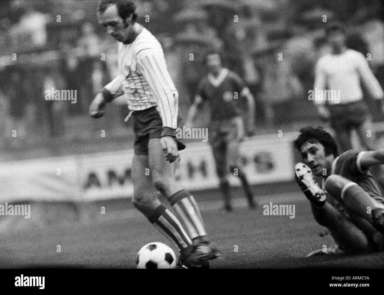 Calcio, Regionalliga Ovest, 1973/1974, Niederrhein Stadium di Oberhausen, Rot-Weiss Oberhausen versus Sportfreunde Siegen 3:1, scena del match, Manfred Richter (Siegen) a sinistra e a un lettore di Oberhausen Foto Stock