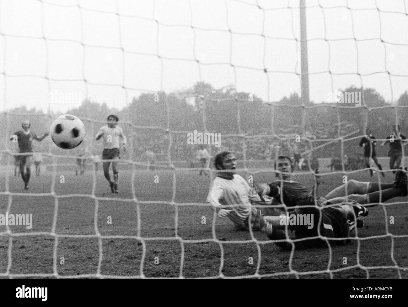 Calcio, Regionalliga Ovest, 1973/1974, Niederrhein Stadium di Oberhausen, Rot-Weiss Oberhausen versus Sportfreunde Siegen 3:1, scena del match, 2:0 obiettivo di Oberhausen, precedendo arenarsi f.l.t.r. Gerhard Mueller (Siegen), Lothar Kobluhn (RWO), il custode Detle Foto Stock