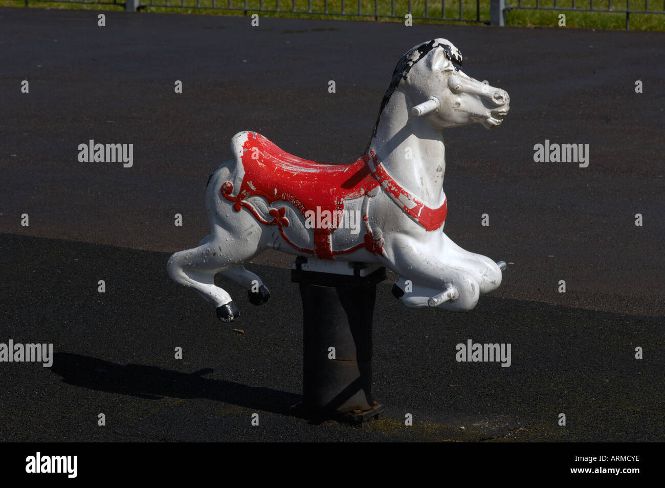 Parco giochi a cavallo nel parco per bambini Baildon Yorkshire Foto Stock