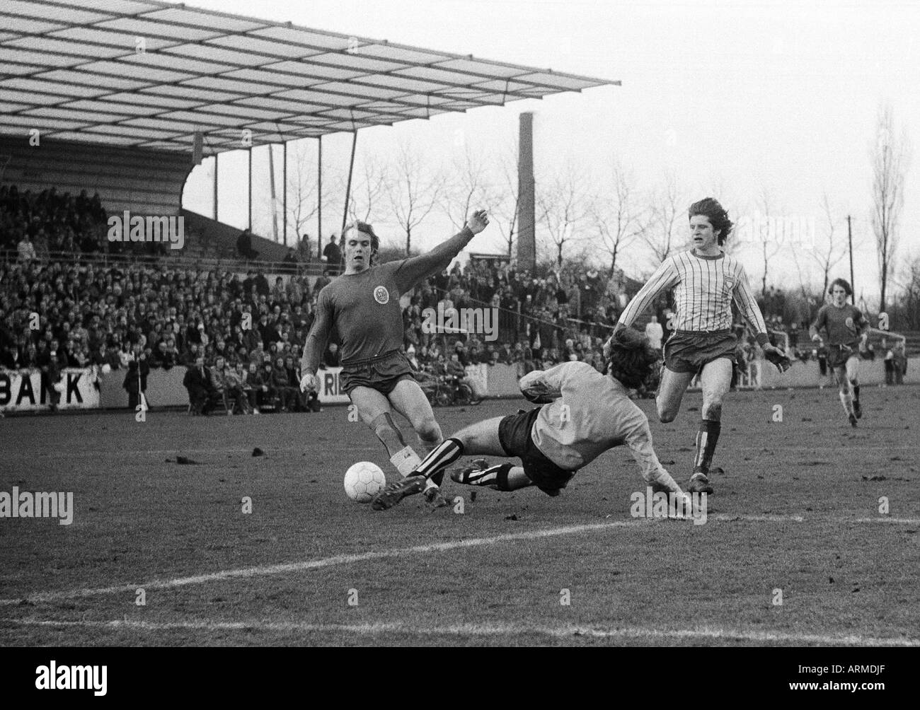 Calcio, Regionalliga Ovest, 1973/1974, Lohrheide Stadium di Bochum-Wattenscheid, SG Wattenscheid 09 versus Sportfreunde Siegen 4:2, scena del match, f.l.t.r. Helmut Horsch (09), il custode Detlef Behrens (Siegen), Lothar Otterbach (Siegen) Foto Stock