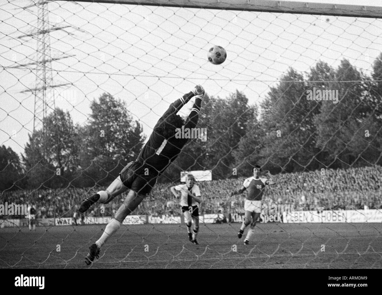 Calcio, Regionalliga 1973/1974, promozione match per la Bundesliga 1974/1975, SG Wattenscheid 09 versus Wacker 04 Berlin 1:1, Lohrheide Stadium di Bochum-Wattenscheid, scena del match, f.l.t.r. custode Peter Scholich (Wacker), Hannes Bongartz (Wattensc Foto Stock