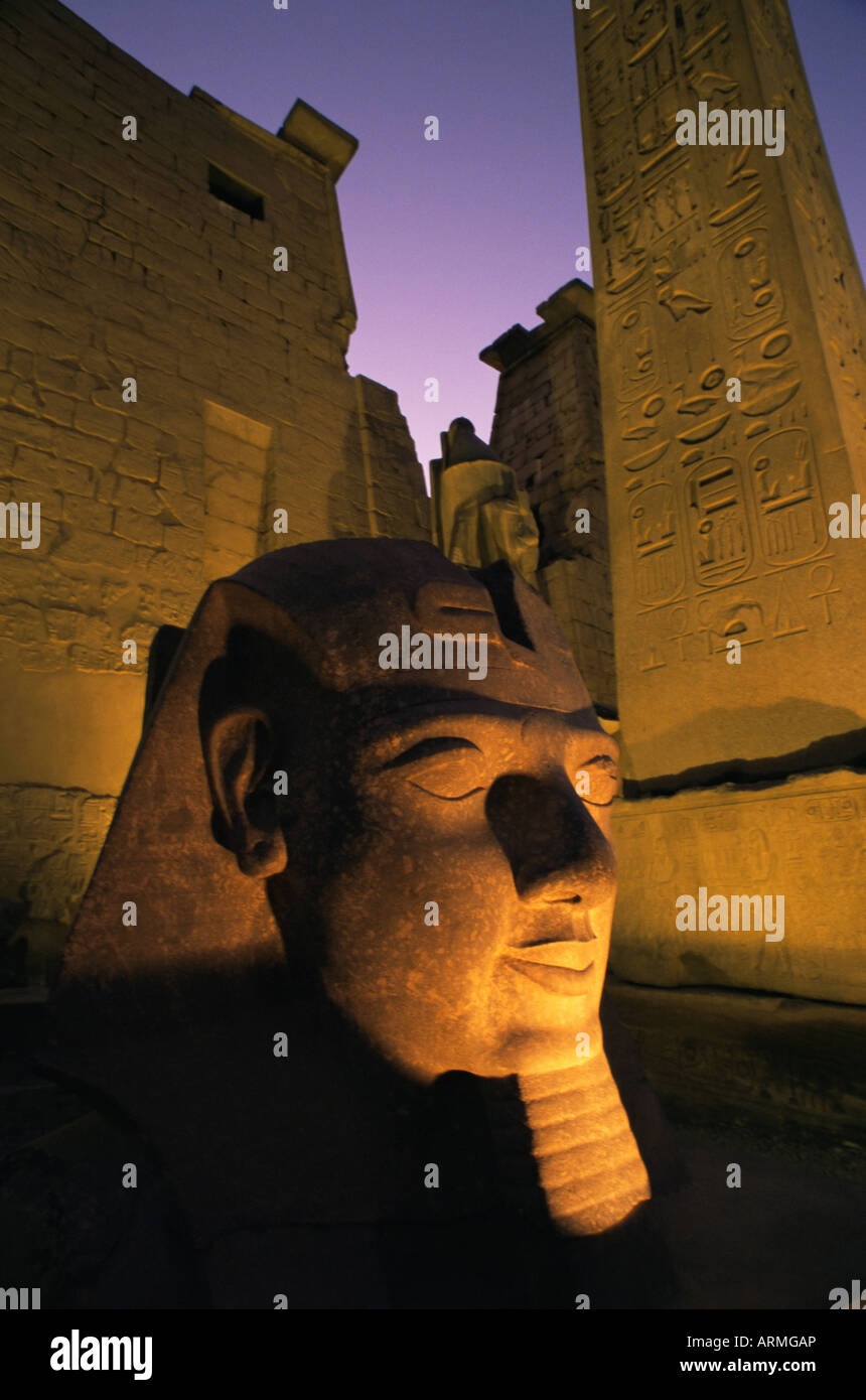 Statua del faraone Ramses II in ingresso al Tempio di Luxor, Tebe, Sito Patrimonio Mondiale dell'UNESCO, Egitto, Nord Africa Foto Stock