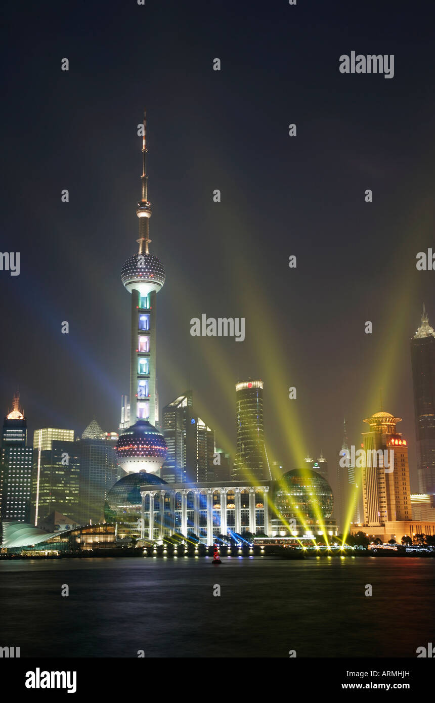La Oriental Pearl Tower nel Distretto di Pudong di notte, Shanghai, Cina e Asia Foto Stock