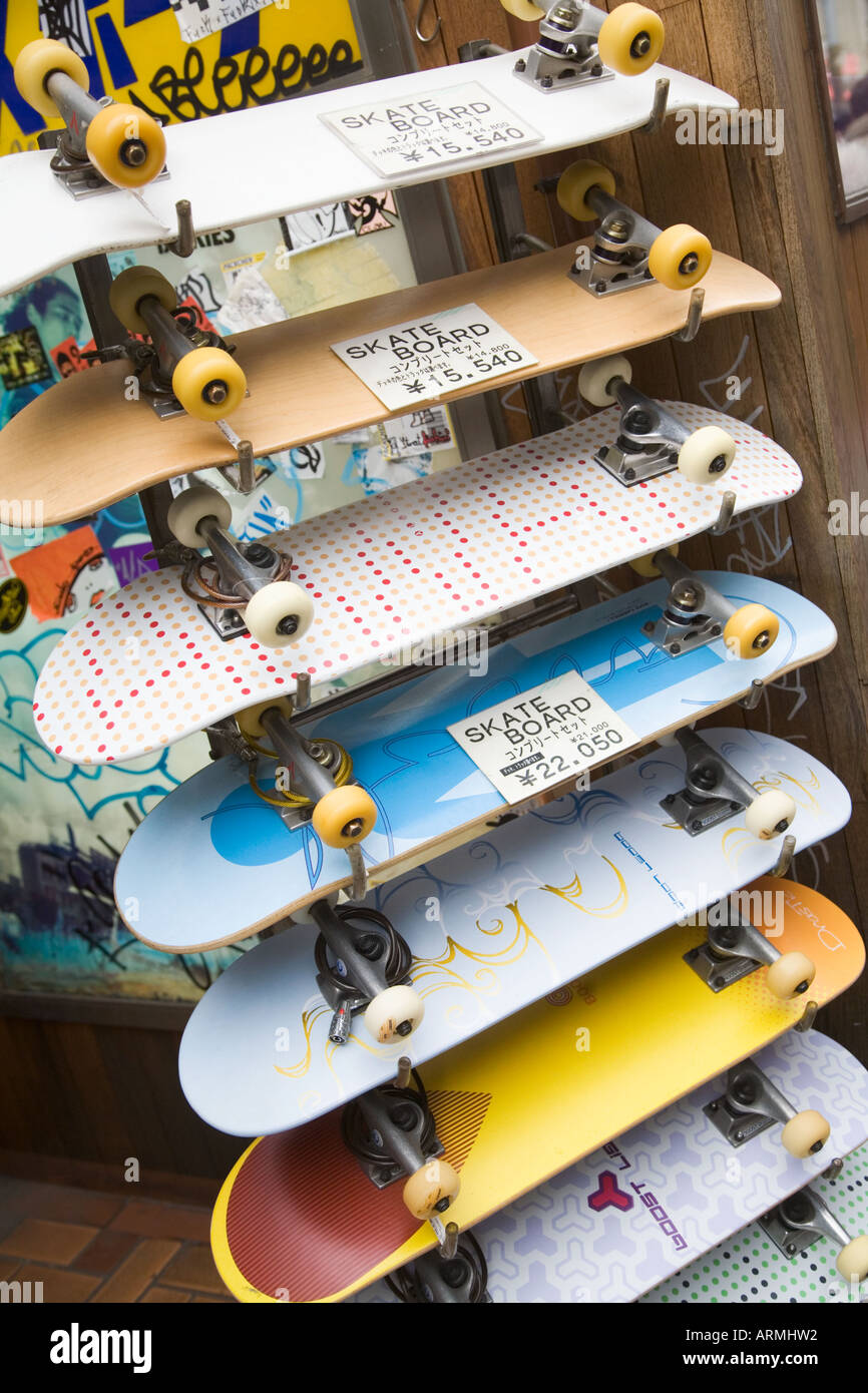 Skateboard in vendita su un espositore a rastrelliera Foto stock - Alamy