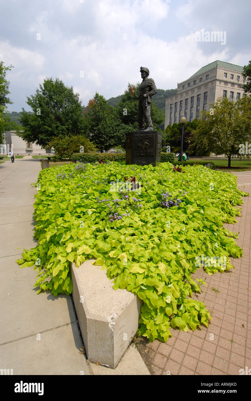 Statua del West Virginia minatore di carbone presso lo State Capitol Building a Charleston WV Foto Stock