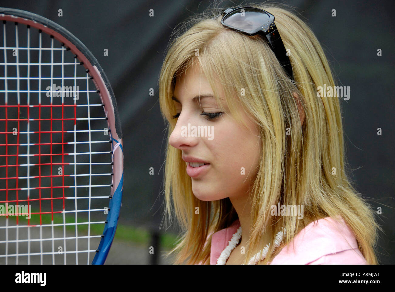 Nella scuola media e alta scuola di adolescenti di età prendere lezioni di tennis in estate un arricchimento e allo sviluppo pubblico programma della città Foto Stock