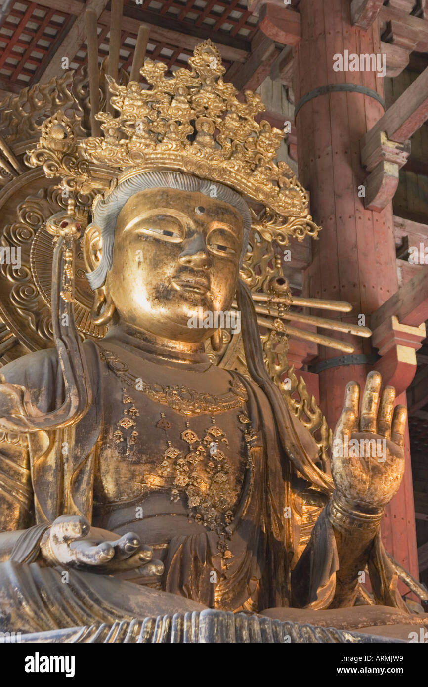 Statua di Bodhisattva Kokuzo Bosatsu all'interno del Daibutsuden Grande Buddha Hall presso il Tempio Todaiji a Nara, Giappone Foto Stock