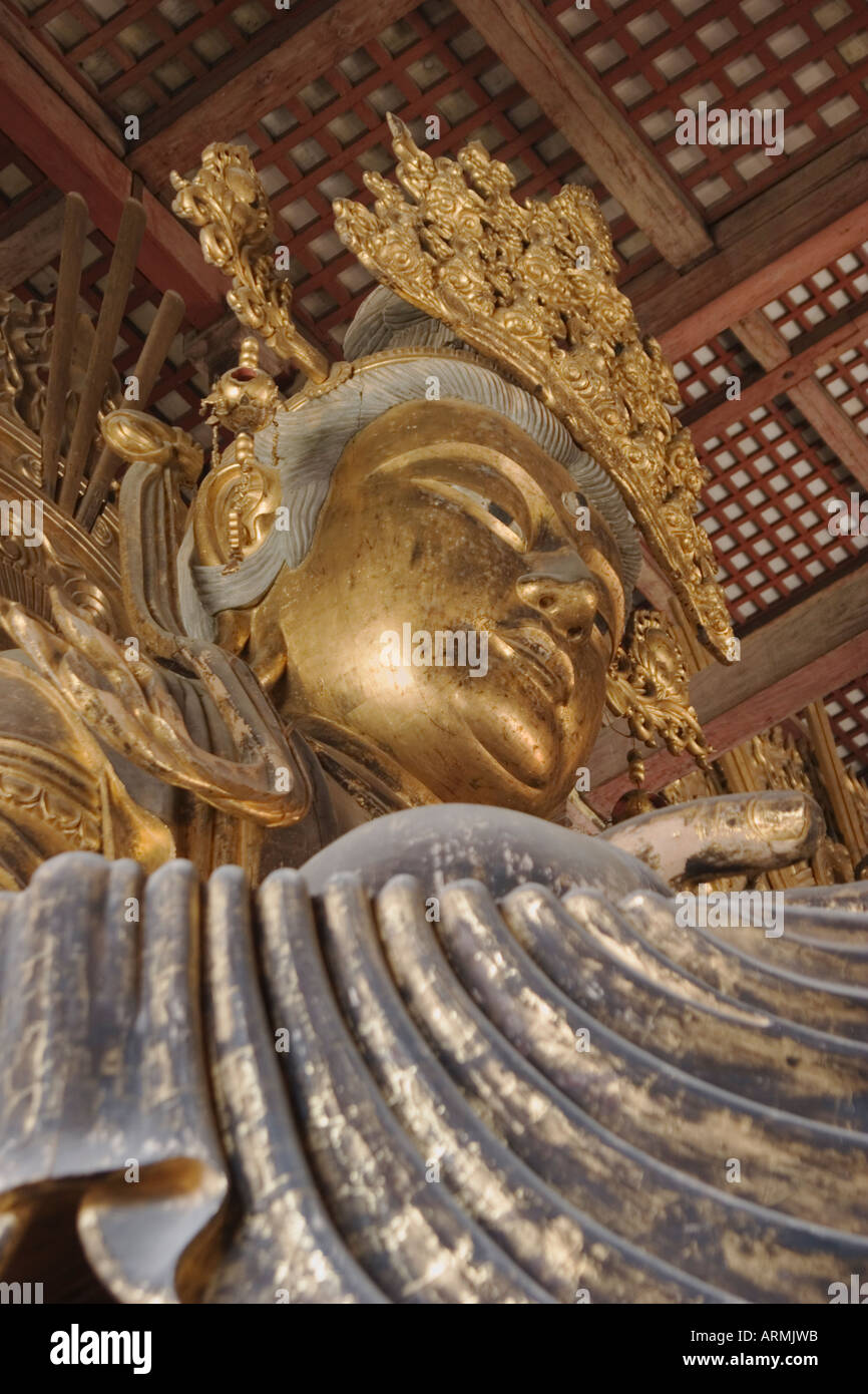 Statua di Bodhisattva Kokuzo Bosatsu all'interno del Daibutsuden Grande Buddha Hall presso il Tempio Todaiji a Nara, Giappone Foto Stock