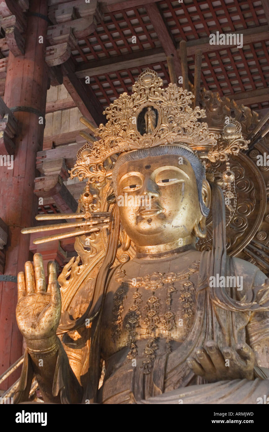 Bodhisattva Niyorin statua di Kannon Bosatsu all'interno del Daibutsuden Grande Buddha Hall presso il Tempio Todaiji a Nara, Giappone Foto Stock