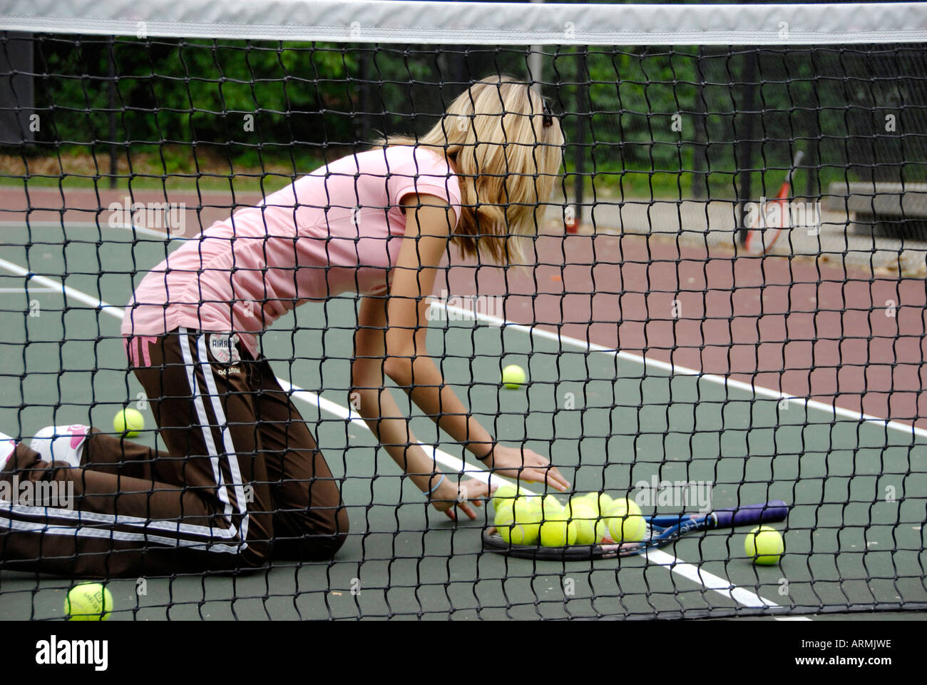 Nella scuola media e alta scuola di adolescenti di età prendere lezioni di tennis in estate un arricchimento e allo sviluppo pubblico programma della città Foto Stock