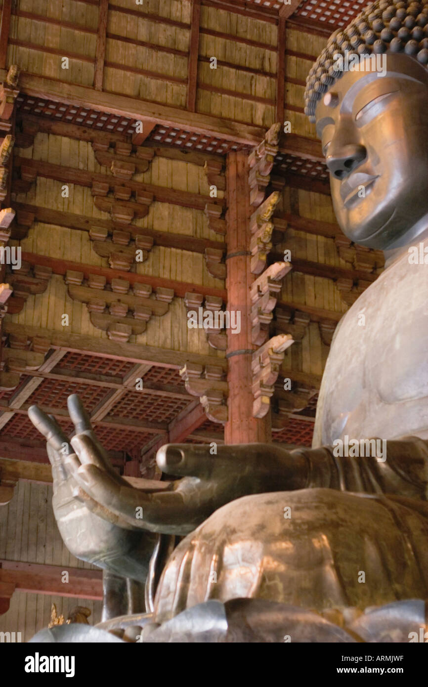 Una statua del Grande Buddha Vairocana all'interno del Daibutsuden Grande Buddha Hall presso il Tempio Todaiji di Nara Giappone Foto Stock