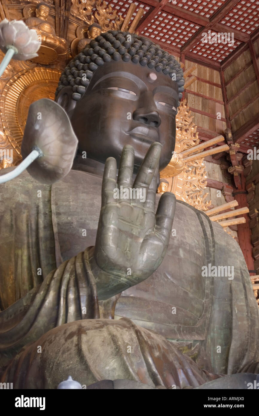Una statua del Grande Buddha Vairocana all'interno del Daibutsuden Grande Buddha Hall presso il Tempio Todaiji di Nara Giappone Foto Stock