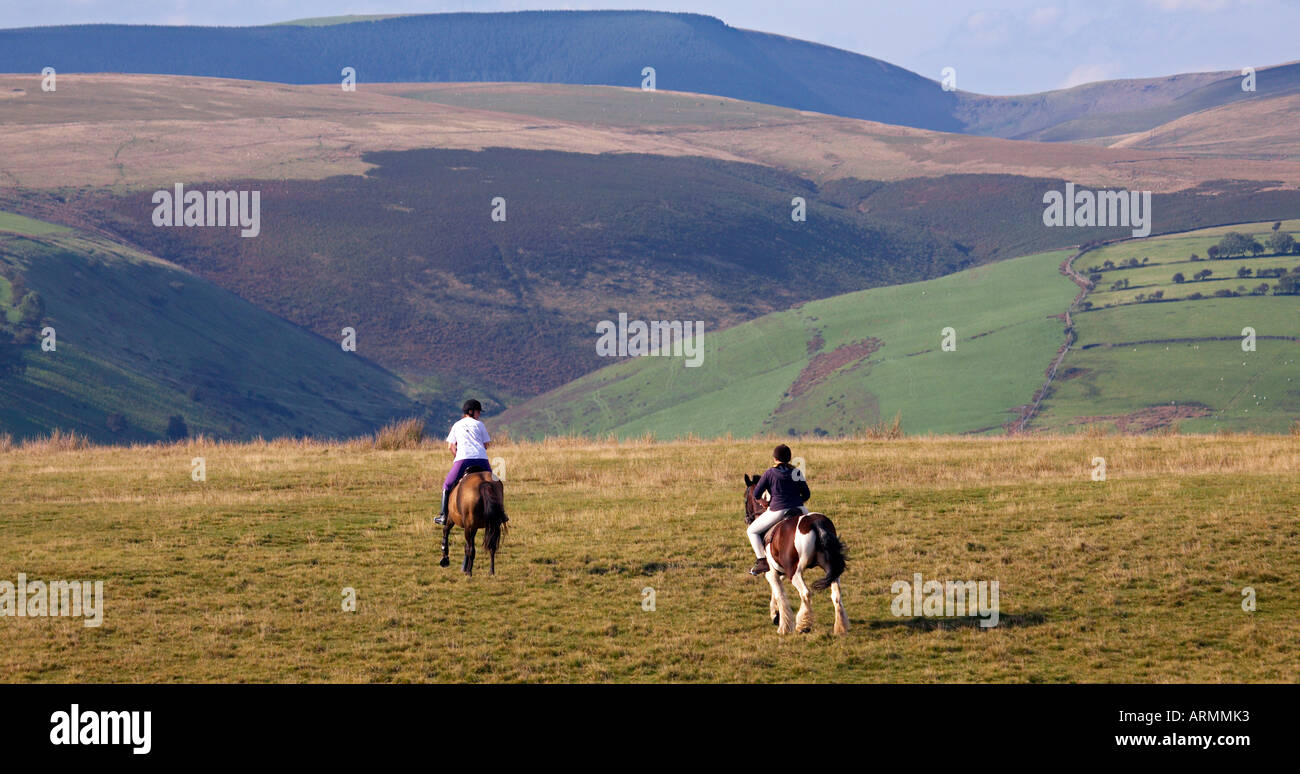 Le ragazze adolescenti a cavallo nel Galles del Sud vicino a Bridgend Foto Stock