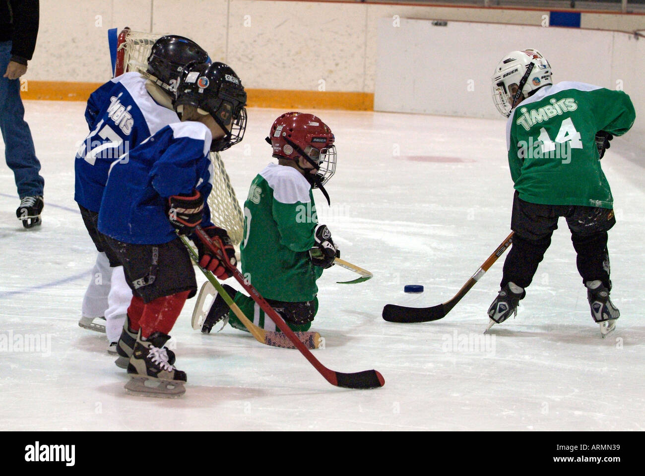 5 anno old boys imparare a giocare il gioco di hockey su ghiaccio Foto Stock