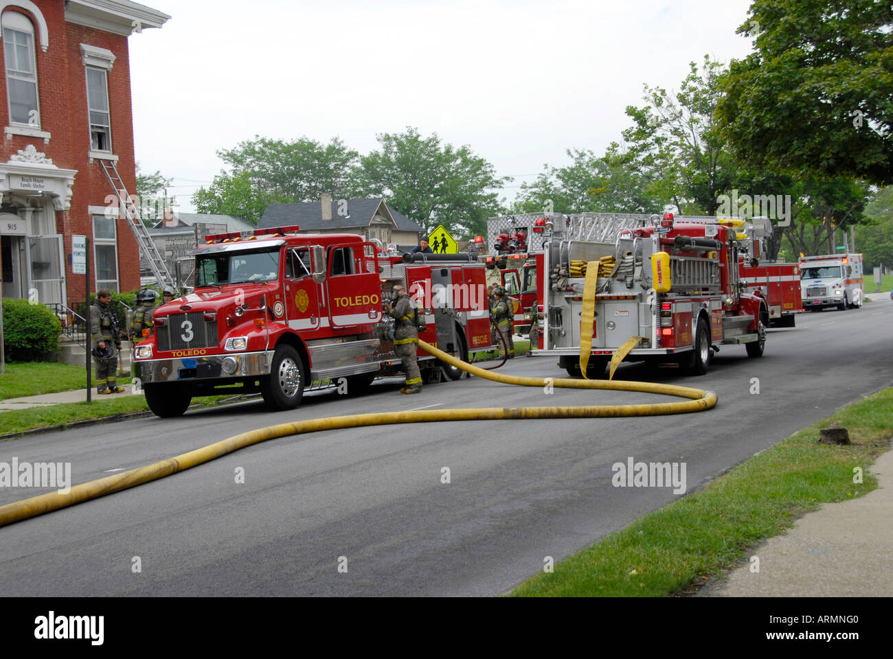 Vigili del fuoco con le attrezzature antincendio rispondere all emergenza situazioni di incendio Foto Stock