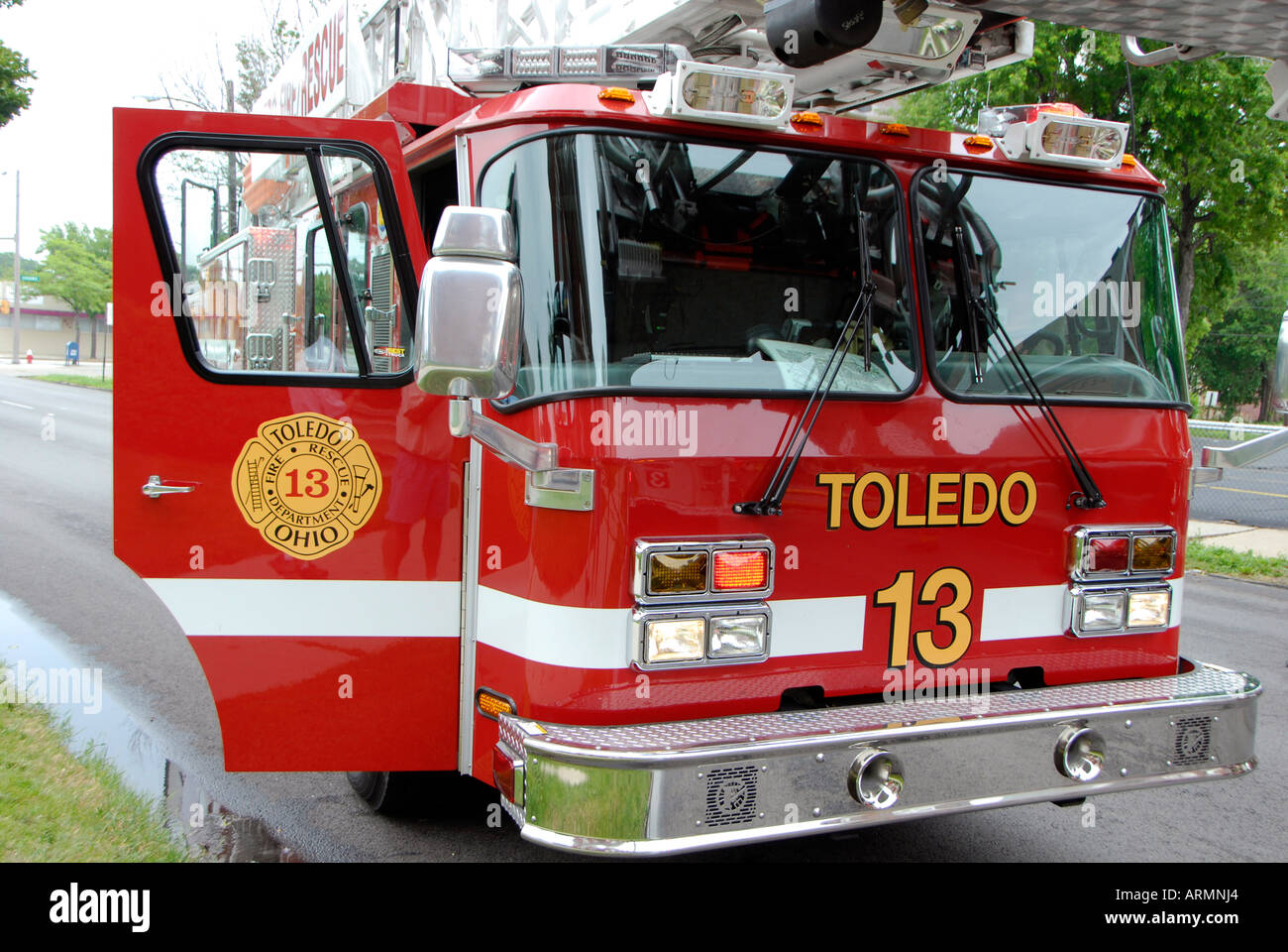 Vigili del fuoco con le attrezzature antincendio rispondere all emergenza situazioni di incendio Foto Stock