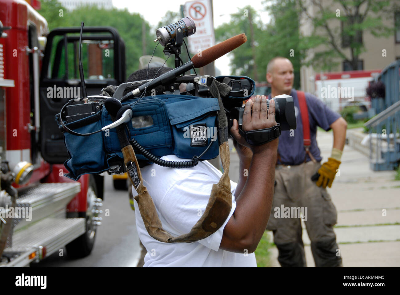 Vigili del fuoco con le attrezzature antincendio rispondere all emergenza situazioni di incendio Foto Stock