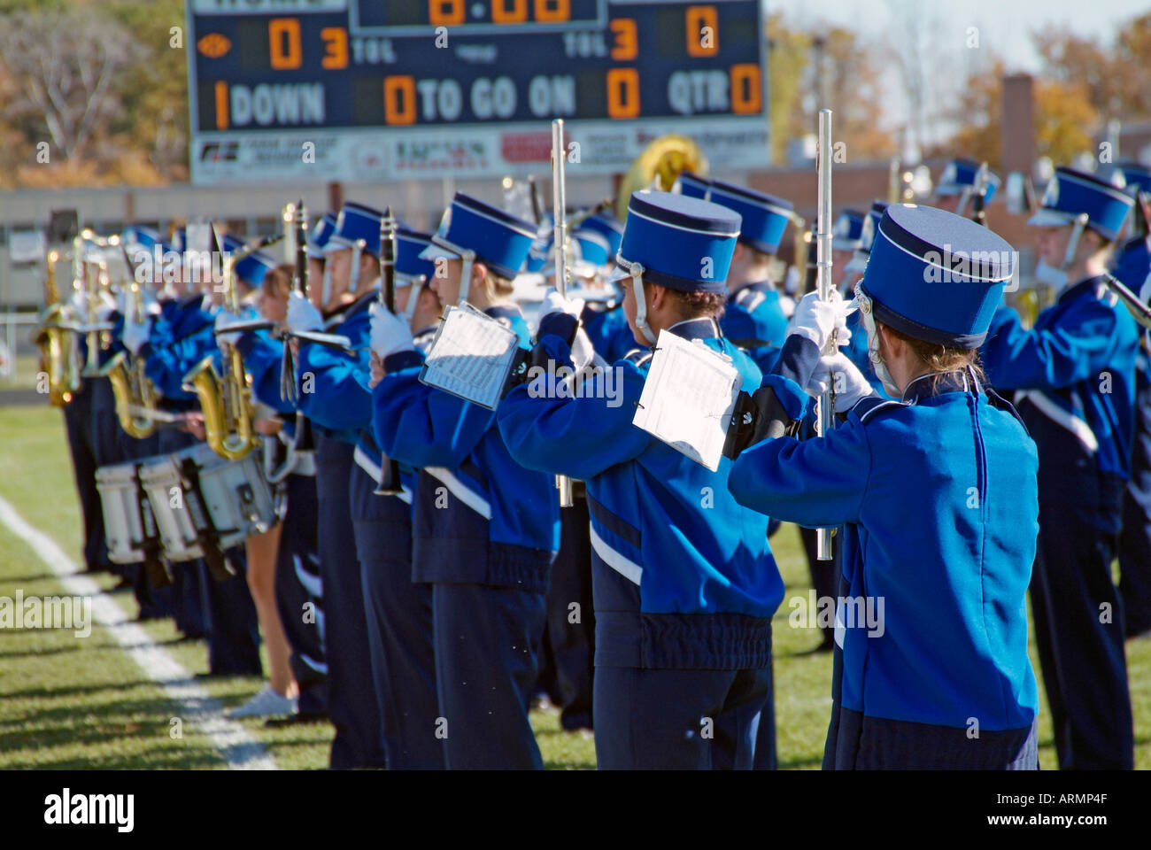 High school marching band esegue durante una partita di calcio Foto Stock