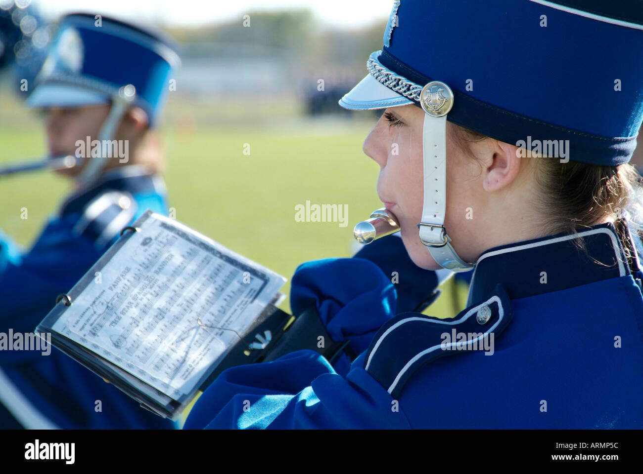 High school marching band esegue durante una partita di calcio Foto Stock