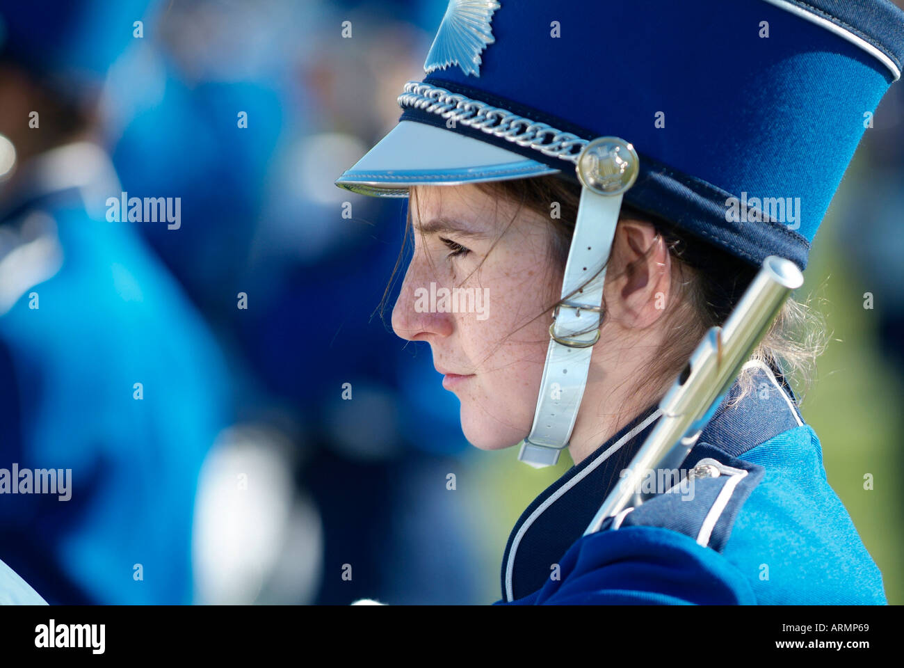 High school marching band esegue durante una partita di calcio Foto Stock
