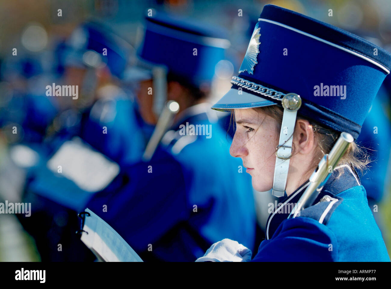 High school marching band esegue durante una partita di calcio Foto Stock