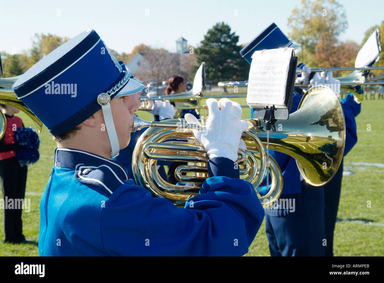 High school marching band esegue durante una partita di calcio Foto Stock