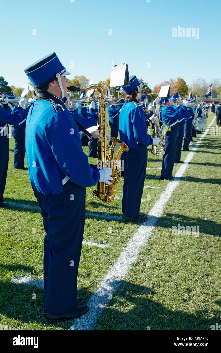High school marching band esegue durante una partita di calcio Foto Stock