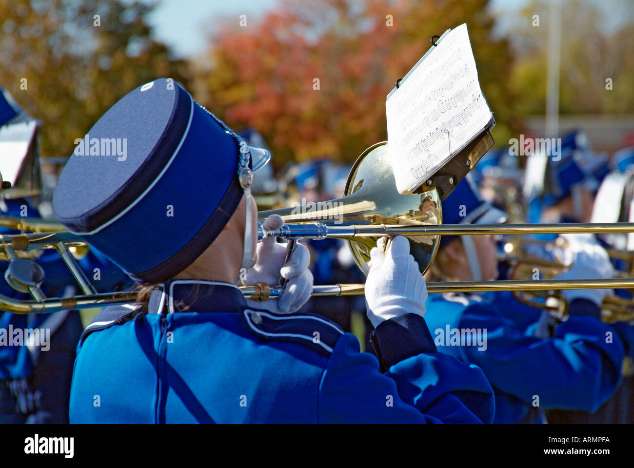 High school marching band esegue durante una partita di calcio Foto Stock