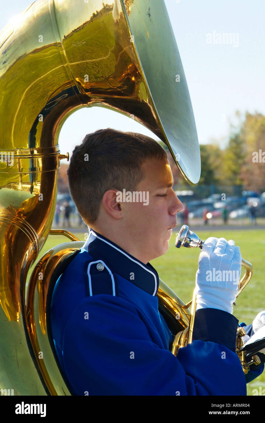 High school marching band esegue durante una partita di calcio Foto Stock