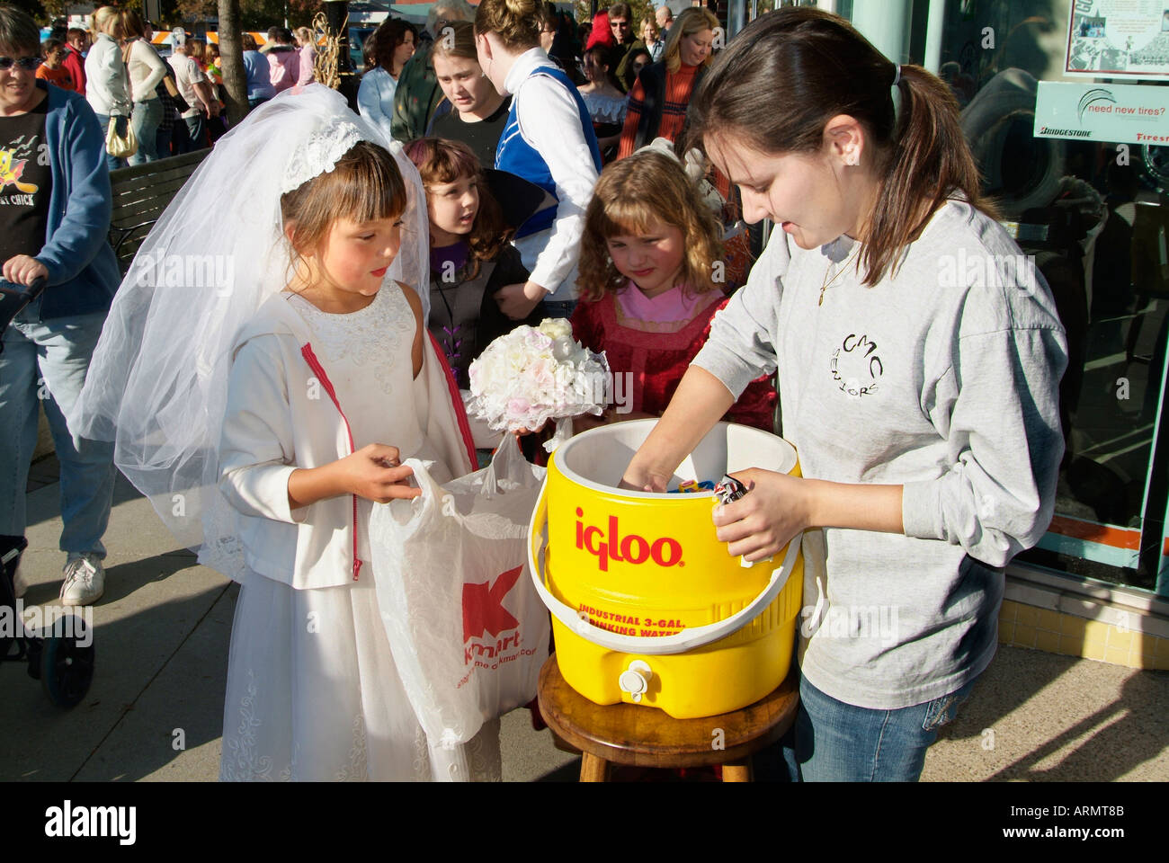 Bambini e adulti vestire in una varietà di costumi Foto Stock