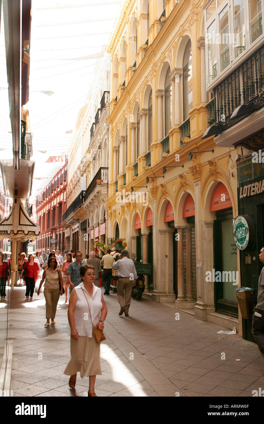 Calle de las Sierpes, la strada dello shopping di Siviglia Spagna Foto Stock