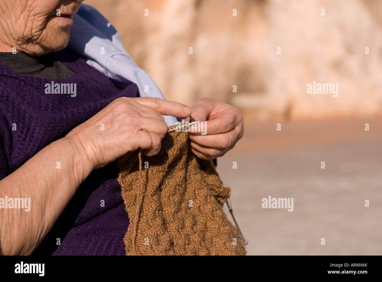 Una signora anziana facendo qualche maglia Foto Stock