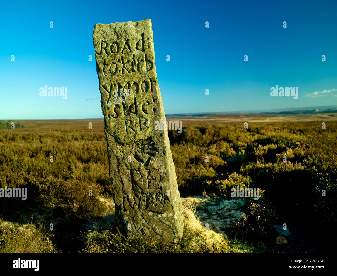 Antica strada segno posto vicino a Hutton Le Hole North York Moors National Park nello Yorkshire Foto Stock