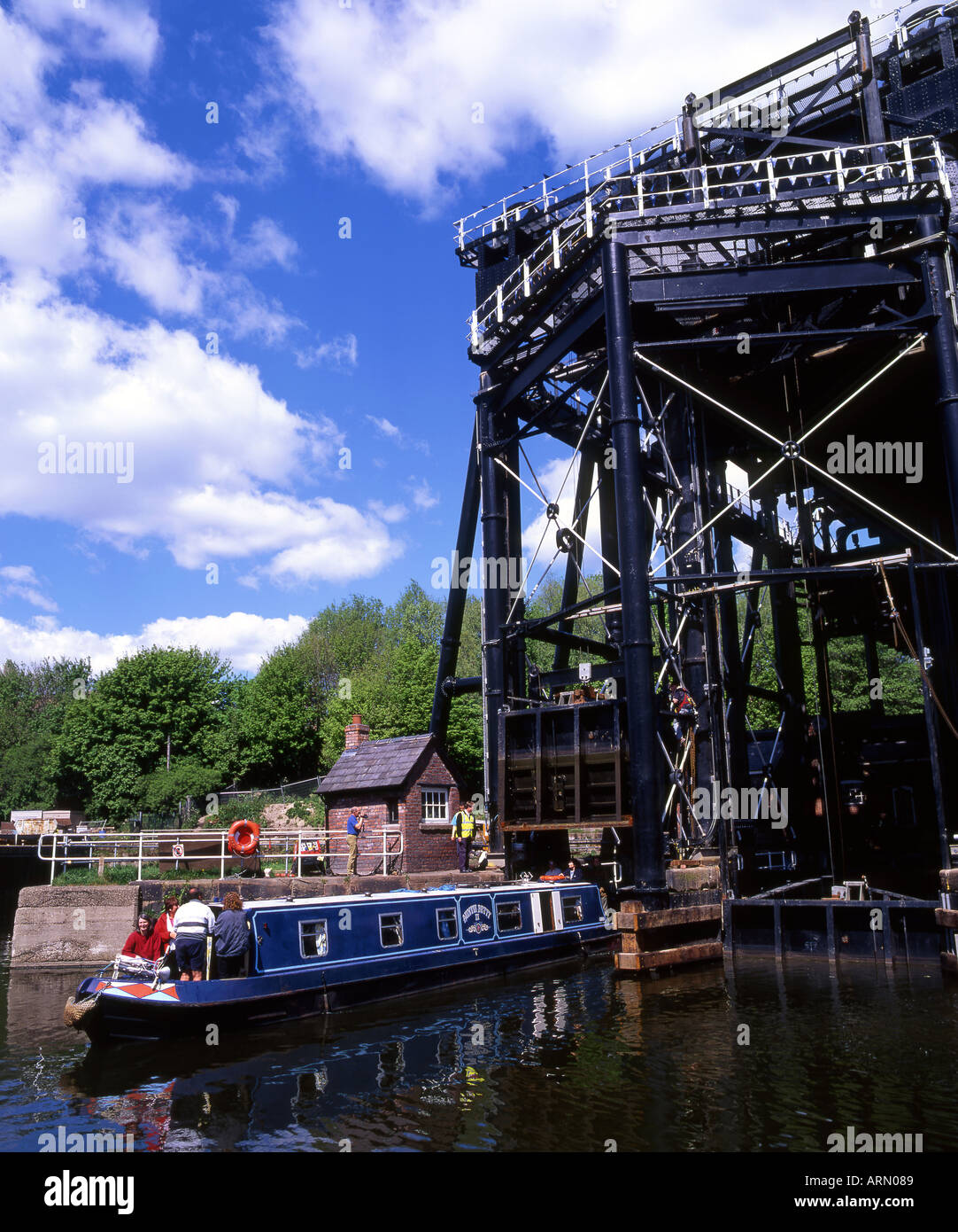 Narrowboat lascia l'ascensore Anderton Boat completamente restaurato, Winnington, vicino a Northwich, Cheshire, Inghilterra, Regno Unito Foto Stock