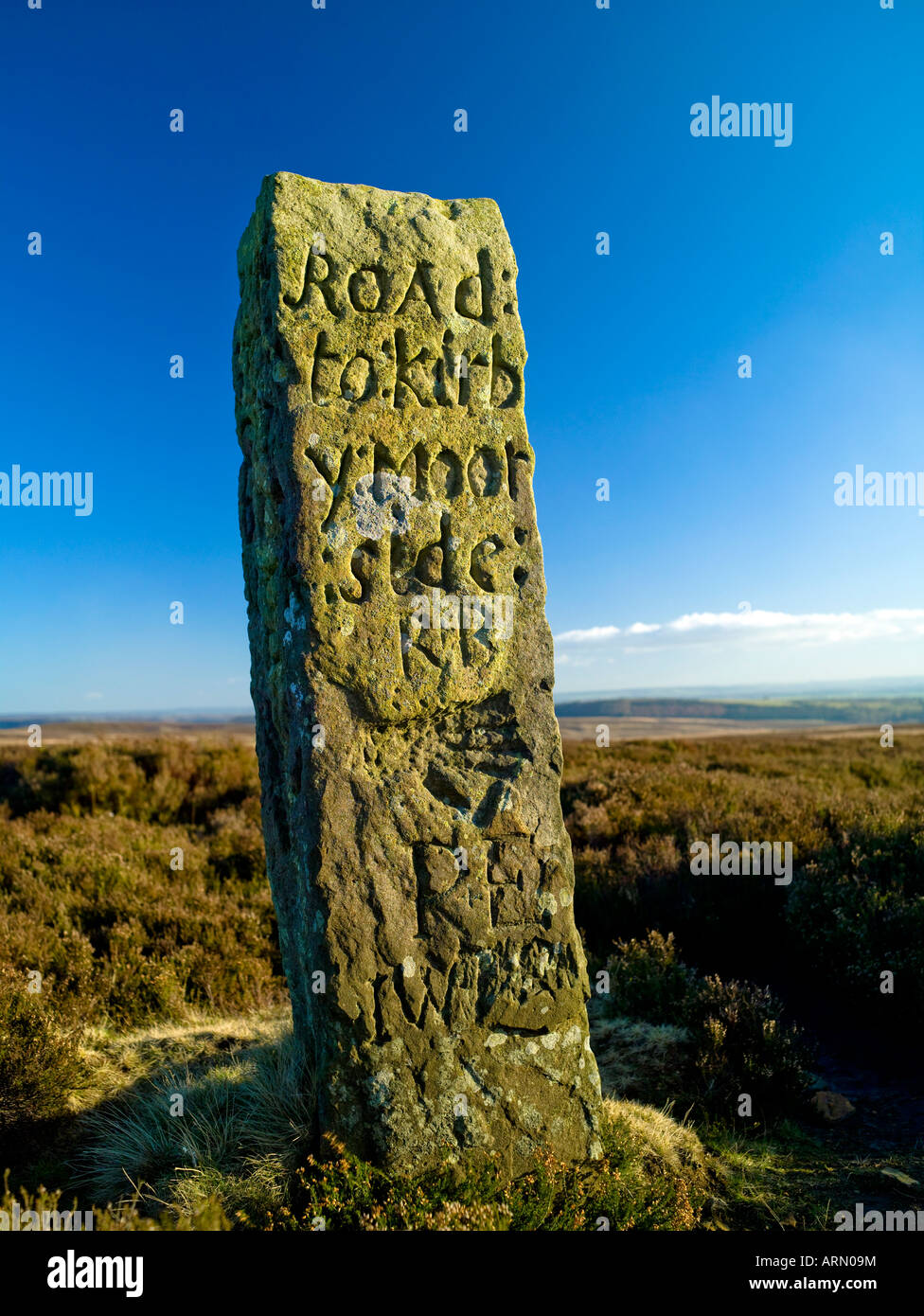 Antica strada segno posto vicino a Hutton Le Hole North York Moors National Park nello Yorkshire Foto Stock