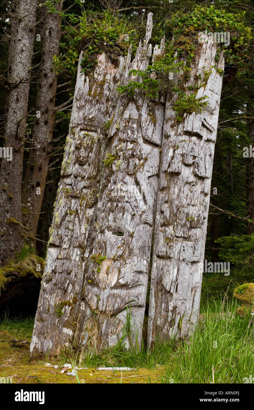 Villaggio Kiusta, triple camera mortuaria totem del Chief Edenshaw vicino Langara Island, Queen Charlotte Islands, British Columbia, Ca Foto Stock