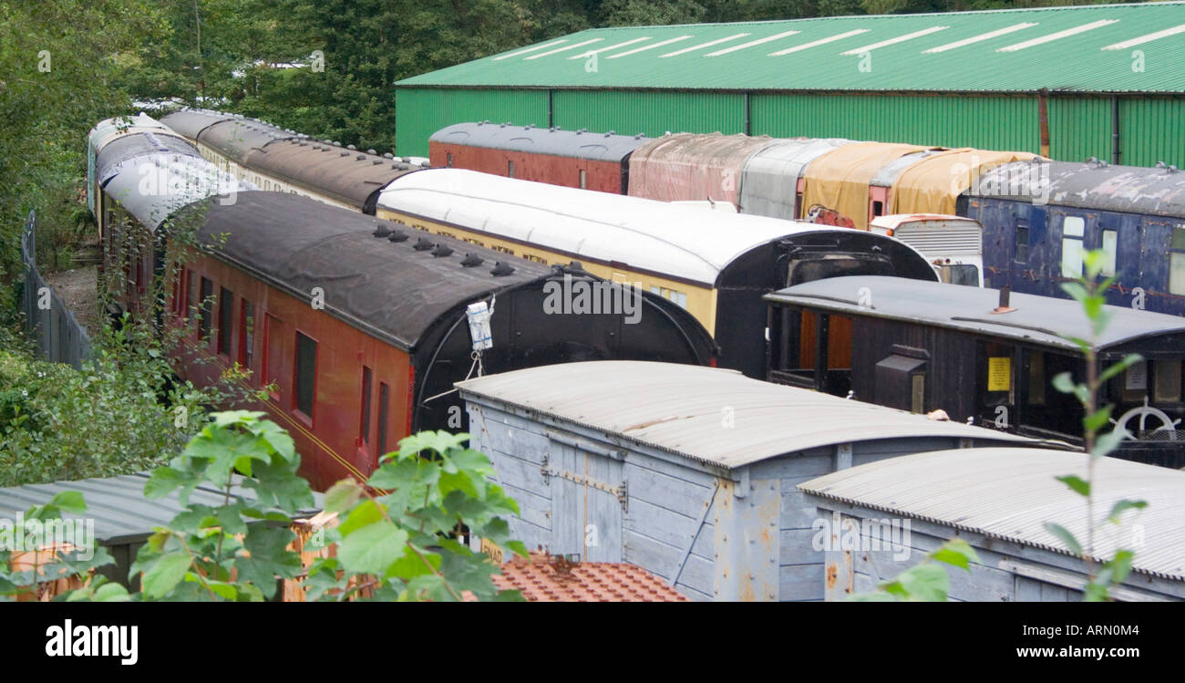 Una raccolta di vecchie vintage vetture e carri ferroviari in attesa di essere ripristinata nel Galles. Regno Unito Foto Stock