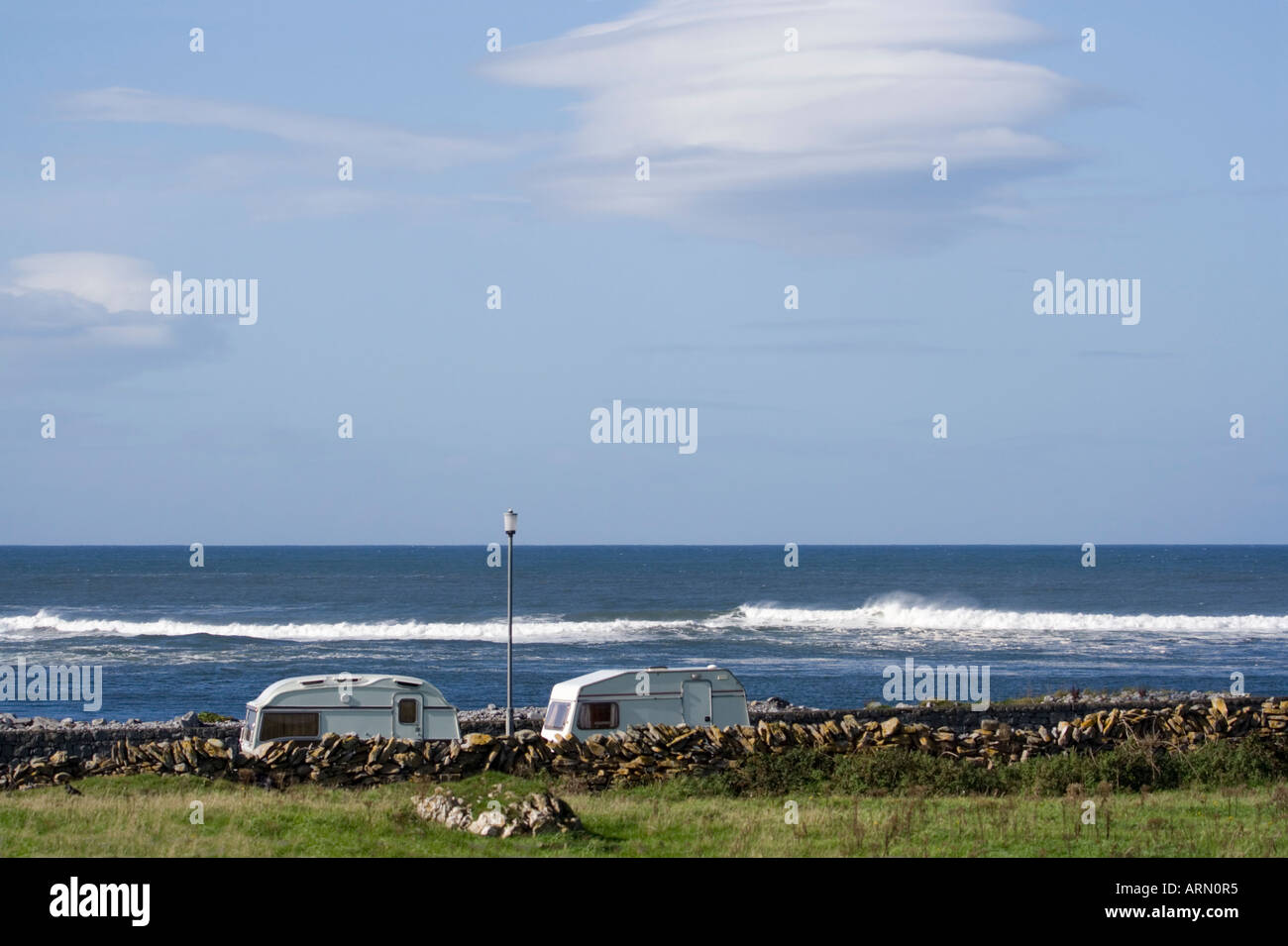 Roulotte. Doolin. Seascape. Costa occidentale dell'Irlanda. Il Burren. Contea di Clare. Blue sky. Estate Foto Stock