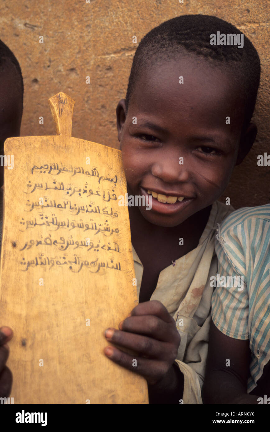 Zinder, Niger, Africa occidentale. Hausa ragazzo con la preghiera coranica Board. Foto Stock