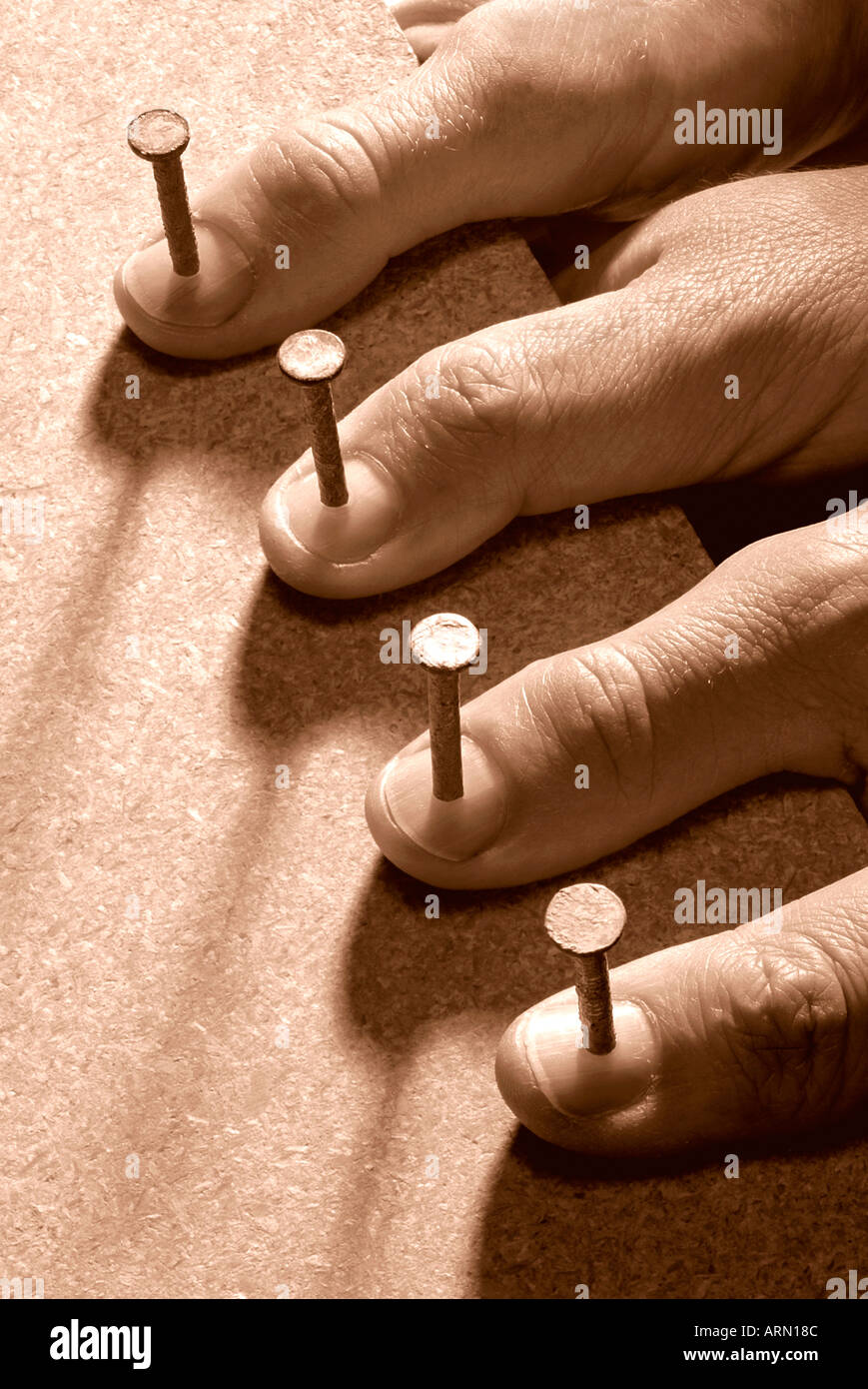 Chiodi attraverso le miniature Foto Stock