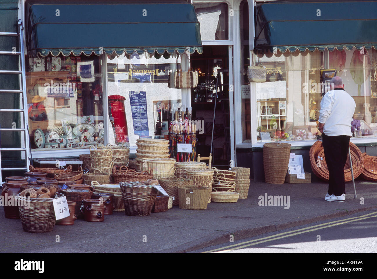 Carrello Shop Keswick con l uomo cerca nella finestra Foto Stock