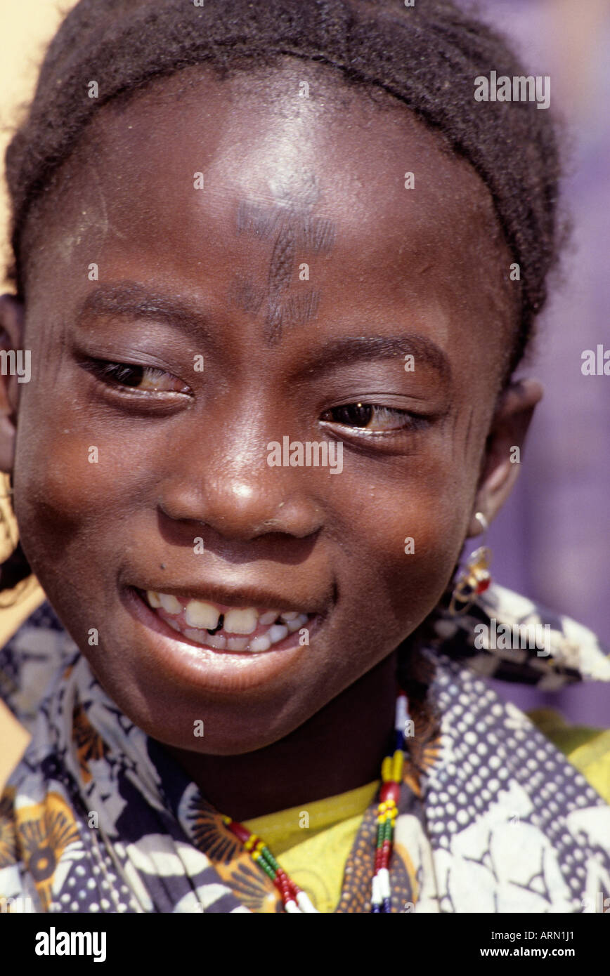 Barkewa, Niger, Africa occidentale. Fulani Ragazza con tatuaggi facciali, Orientale gli occhi. Foto Stock