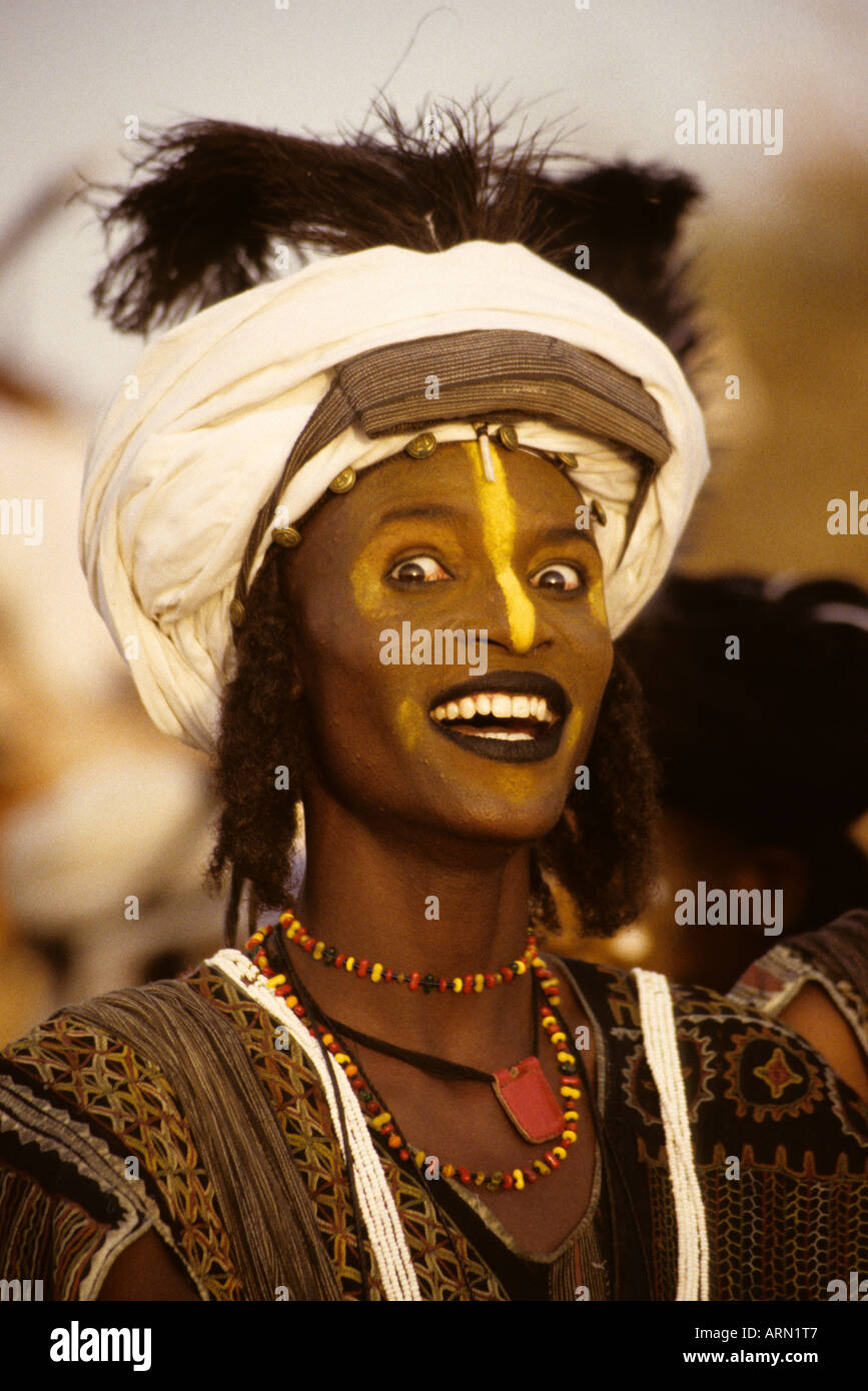 Akadaney, Niger, Africa. Fulani Wodaabe danzatrice presso Geerewol. Foto Stock