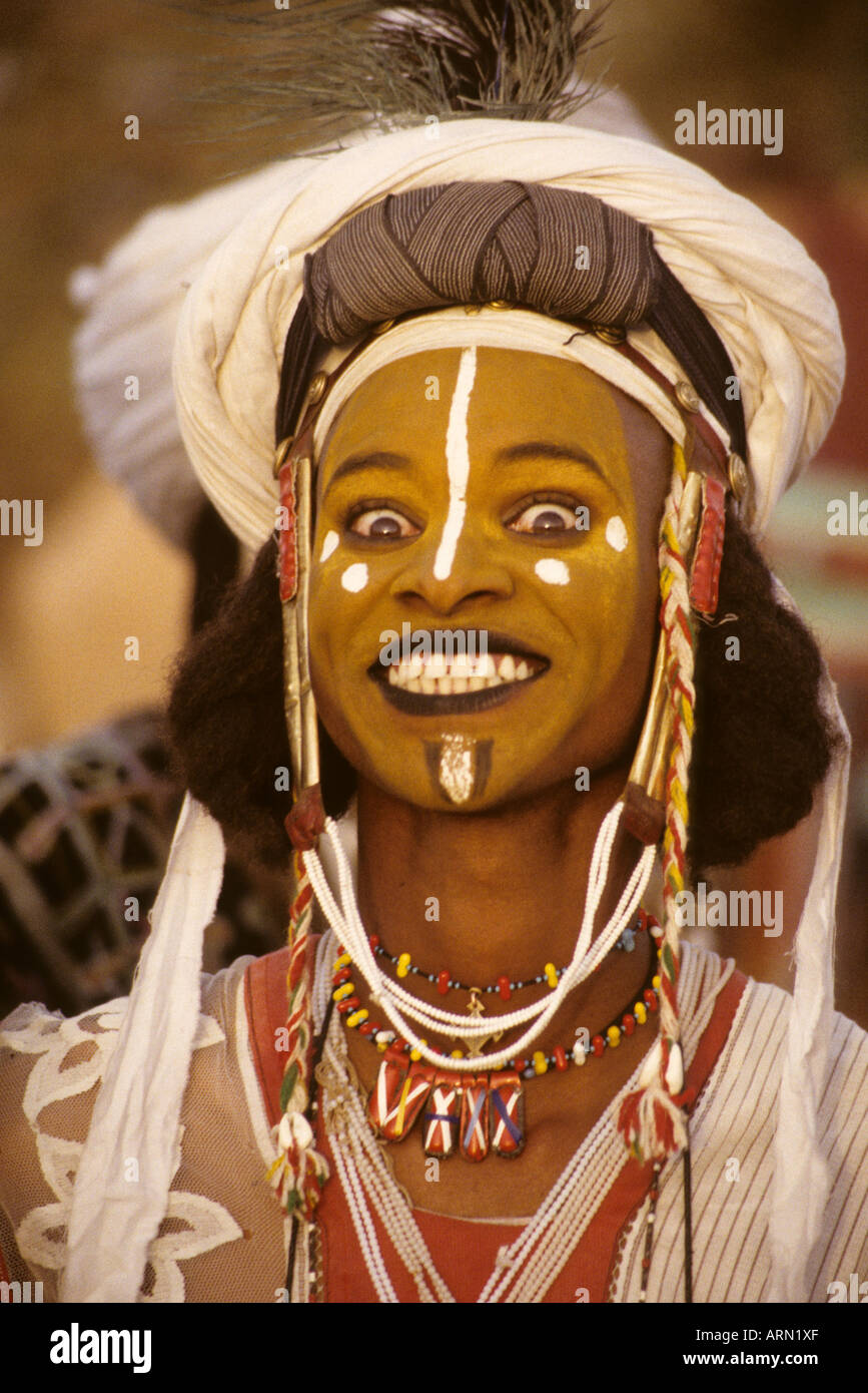 Akadaney, Niger, Africa. Fulani Wodaabe danzatrice presso Geerewol. Foto Stock